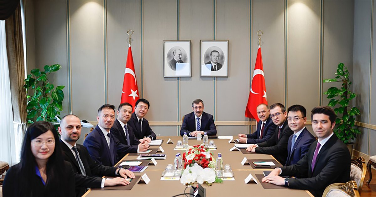 Türkiye Vice President H.E. Cevdet Yılmaz met with a #Huawei delegation led by Huawei SVP & President of the European Region Jim Lu, as the two parties discussed development and cooperation in Türkiye's ICT & green energy industries. Learn more: tinyurl.com/mr3db9zz #WinWin…