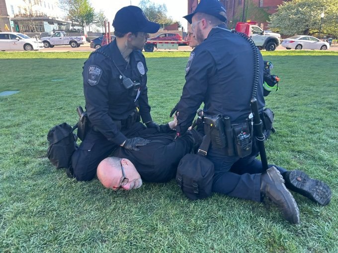 🔴 #ABD'deki Wisconsin-Madison Üniversitesi'nde 'Filistin için destek' protestolarına katılan Sosyoloji Profesörü Samer Alatout polis tarafından darp edilerek, ters kelepçe ile gözaltına alındı.