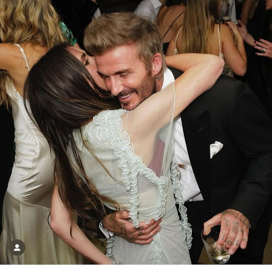 Victoria Beckham eşi David Beckham’ın doğum gününü bu karelerle ve “Sen bizim herşeyimizsin. En iyi babasın, en iyi kocasın. Birlikte yaşlanmamızı seviyorum ve hepimiz seni çok seviyoruz” notuyla sosyal medyasından kutladı. 🎉🎂