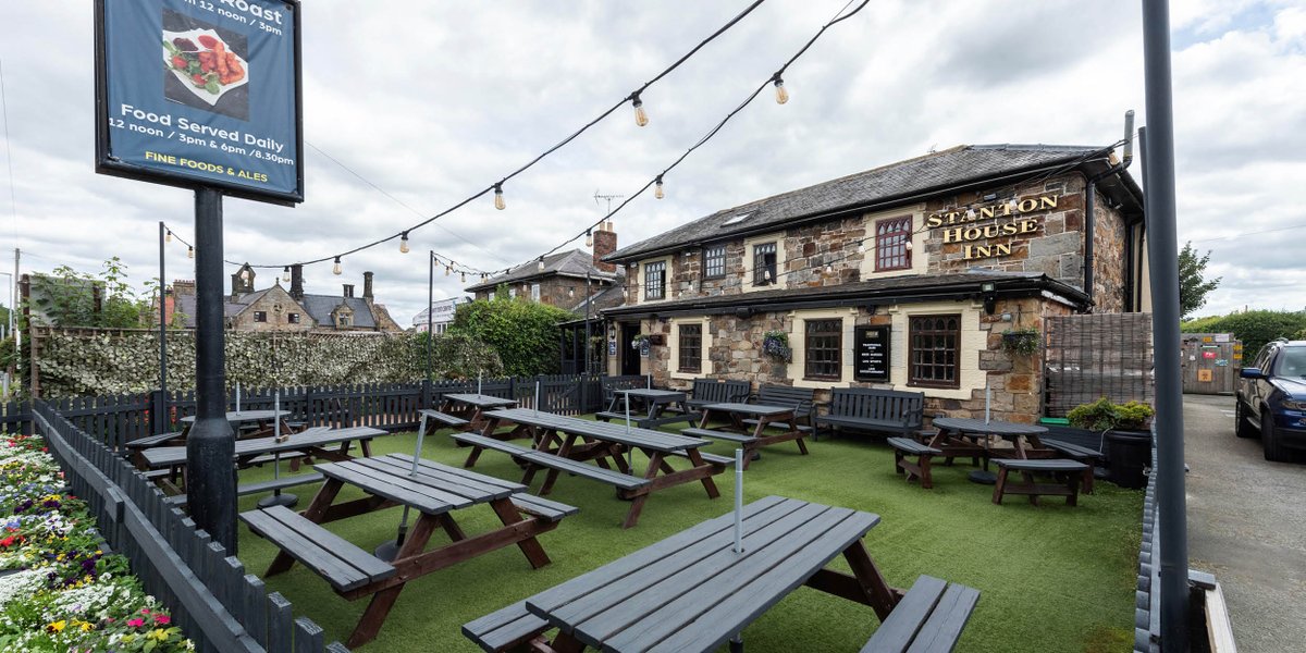 A husband and wife team are celebrating two decades of running @HydesBrewery pub Stanton House in #Wrexham - pubandbar.com/story.php?s=20…