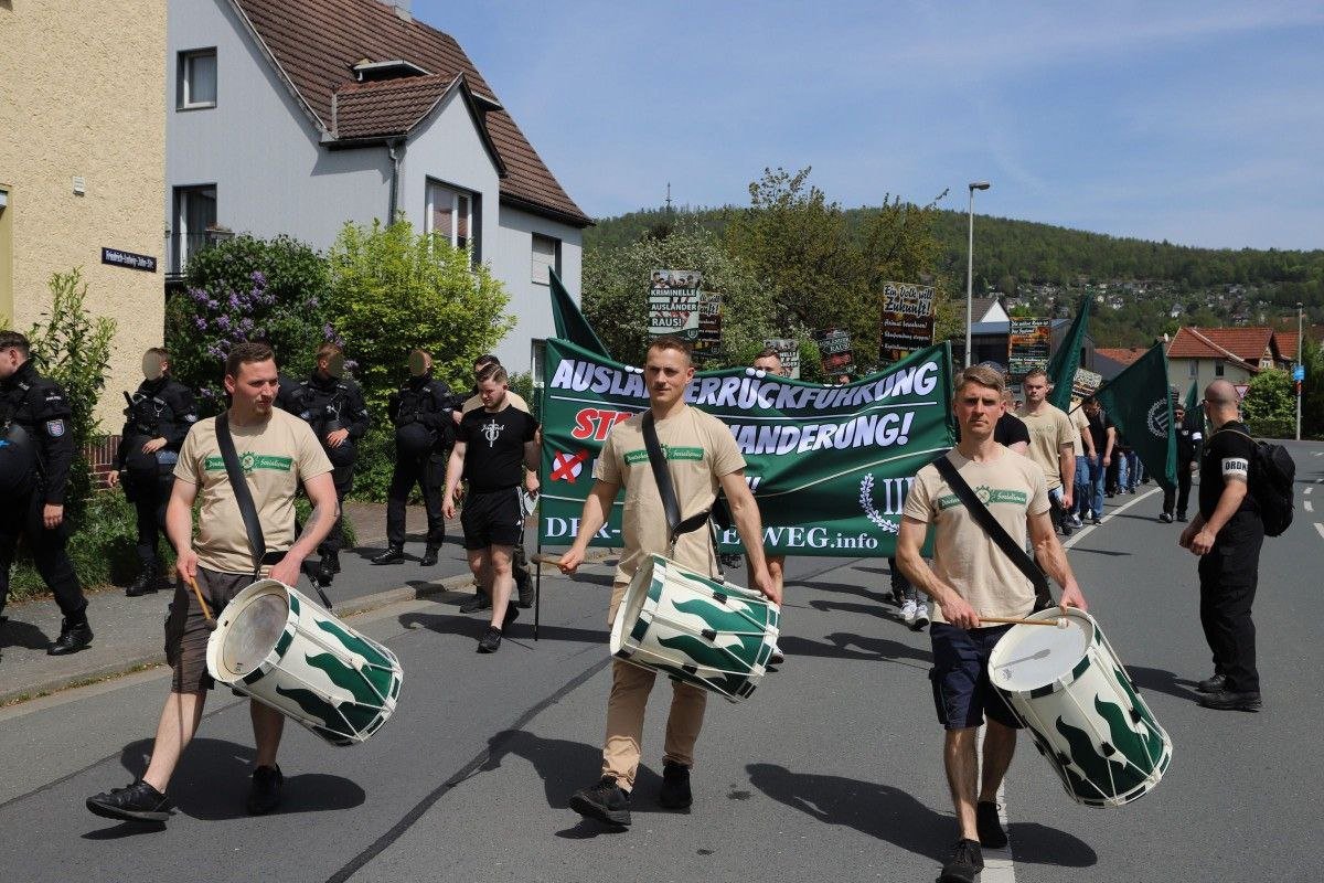 1. Mai: Überraschende Demonstration zum Arbeiterkampftag durch Sonneberg (Thüringen)
#DerDritteWeg #DerIIIWeg #3Weg #1Mai #ErsterMai #TagderArbeit  

Artikel:
der-dritte-weg.info/2024/05/1-mai-…