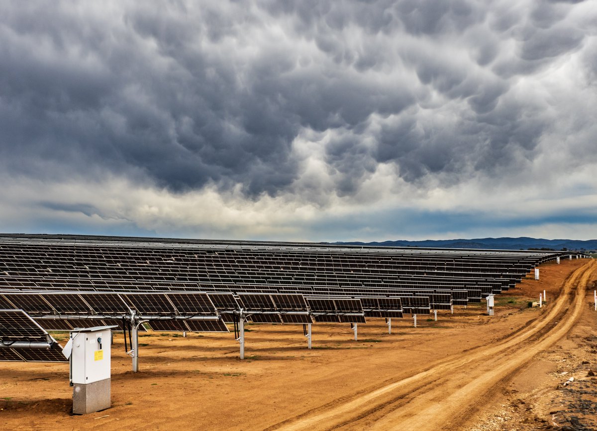 Le projet compte plus de 440 000 panneaux solaires et produit plus de 190 MWp (150 MWac).

Le système innovant de suivi à axe unique installé dans la ferme solaire permet aux panneaux de suivre le mouvement du soleil d’est en ouest chaque jour.