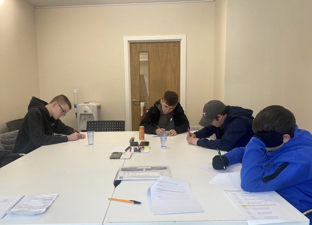 Some great images from week 2 of induction on @pathfindjobs4u! The group discussed importance of H&S in workplace, risk assessments, safety signage, PPE, safe use of fire extinguishers, safe/ unsafe practice before completing 1st unit of CWR – SQA Responsibilities of Employment.