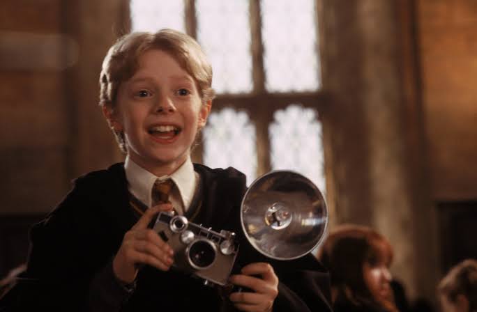 2 Mayıs 1998: Filmde yer almadı fakat Colin Creevey, Hogwarts Savaşı'nda ölmüştür.