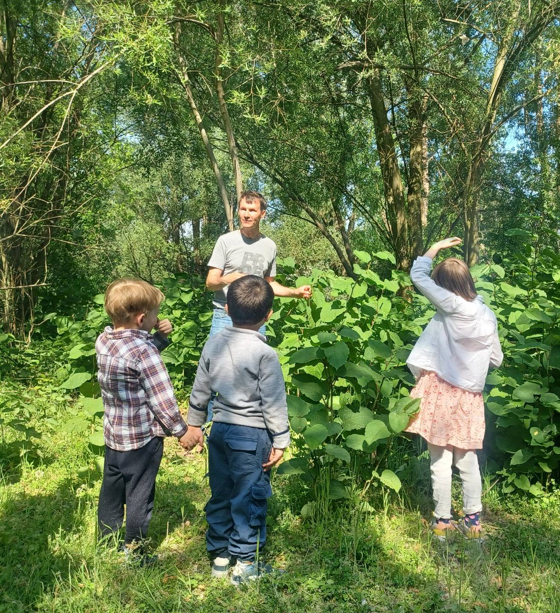 Yesterday, our colleague and new professor @GMandlburger was giving his (inofficial) inauguration lecture outside in his favorite study area at Pielach River. What a nice opportunity to spend a sunny day outside, celebrate together and learn about optical bathymetry 👨‍🏫🍾🌊