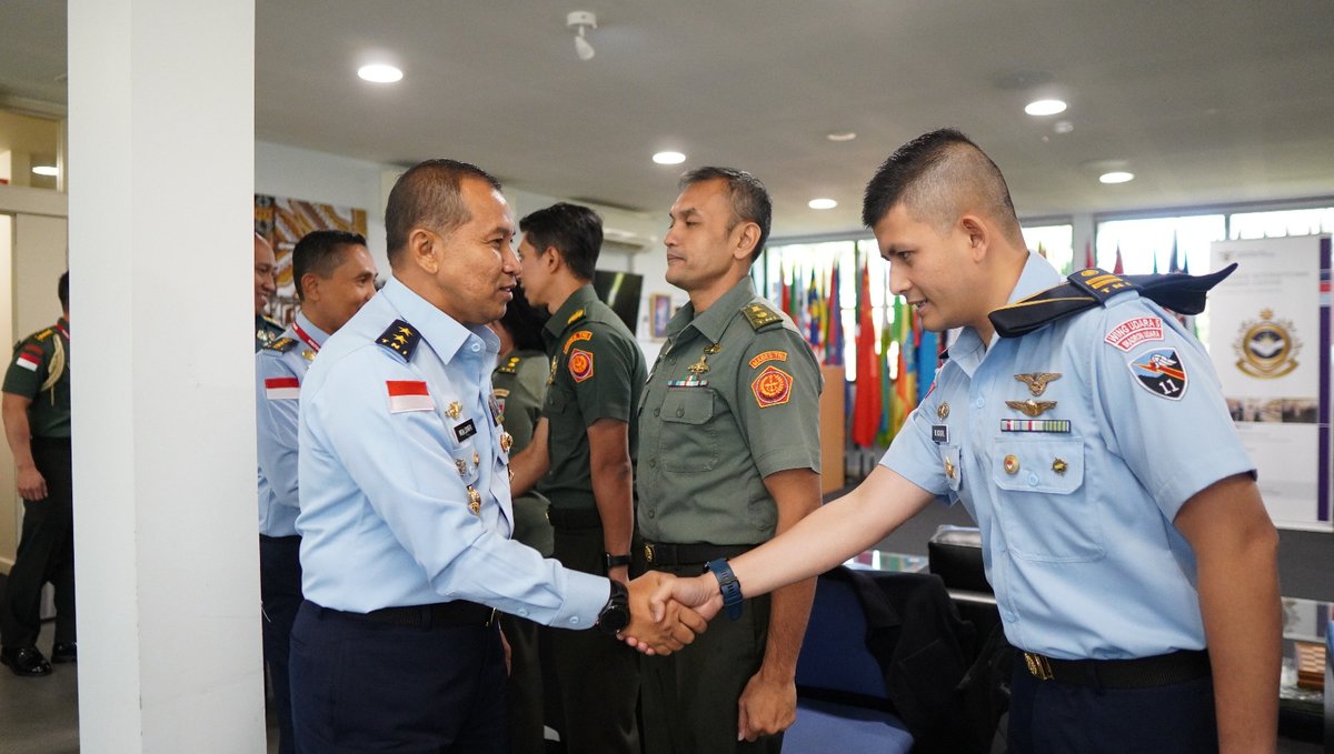 During Assistant for Personnel (Aspers)to Panglima TNI visit to🇦🇺for the JETSC,AVM TNI Syafii visited the Defence International Training Centre&the Defence Force School of Languages,Melbourne. DITC is known to our 🇮🇩colleagues as the first stop in their education experience in🇦🇺!