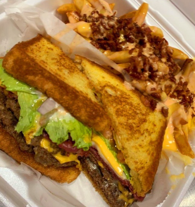 Cheese 🧀 Burger 🍔 and Bacon 🥓 Cheese Fries 🍟  homecookingvsfastfood.com 
#homecooking #homecookingvsfastfood #food #fastfood #foodie #yum #myfood #foodpics