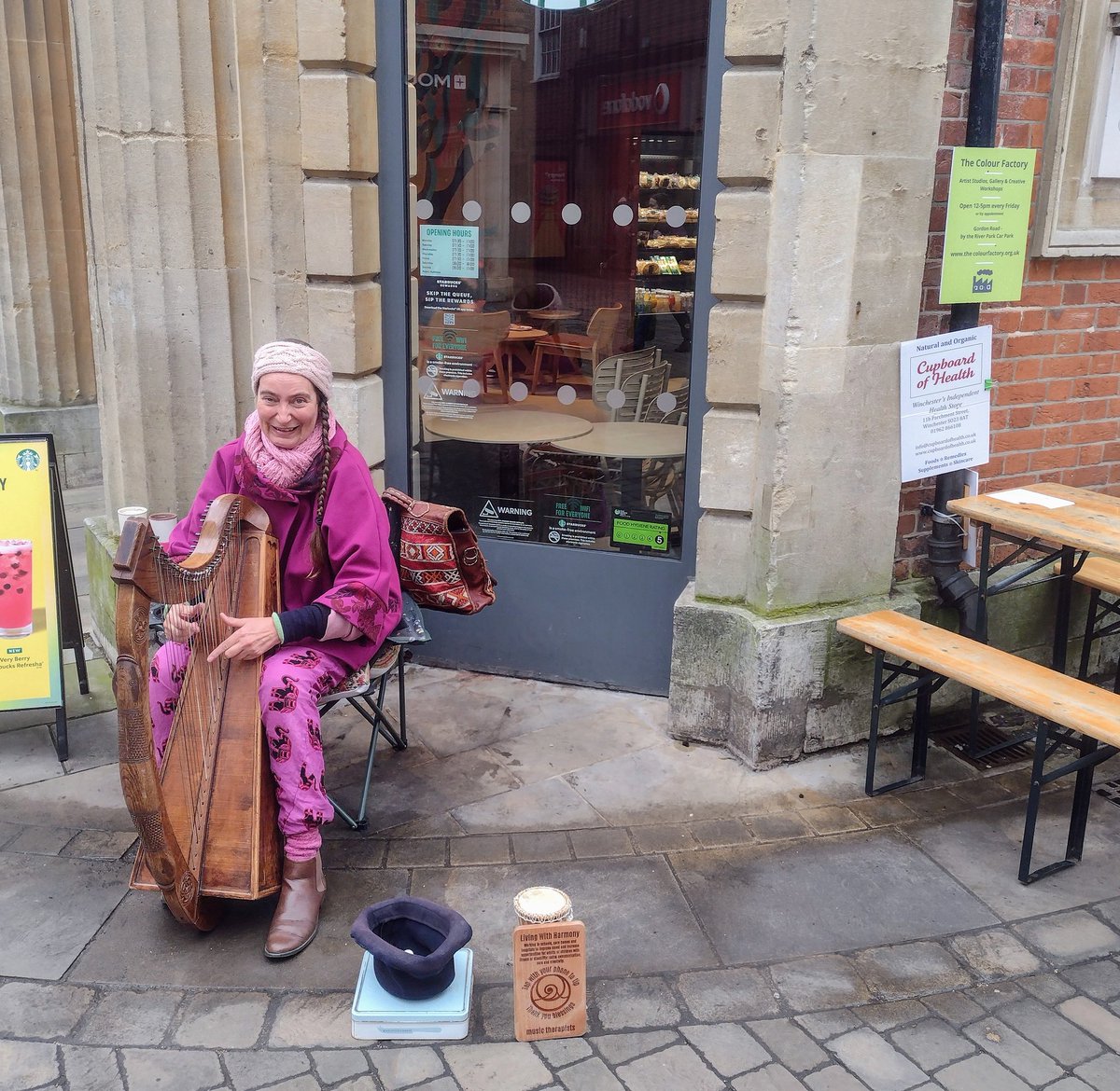 Hello Thursday 🎶🎩🙏 Out on the corner of Market Street today in wonderful Winchester. The market is on so come and say hello 👋✨🙏 #mhhsbd