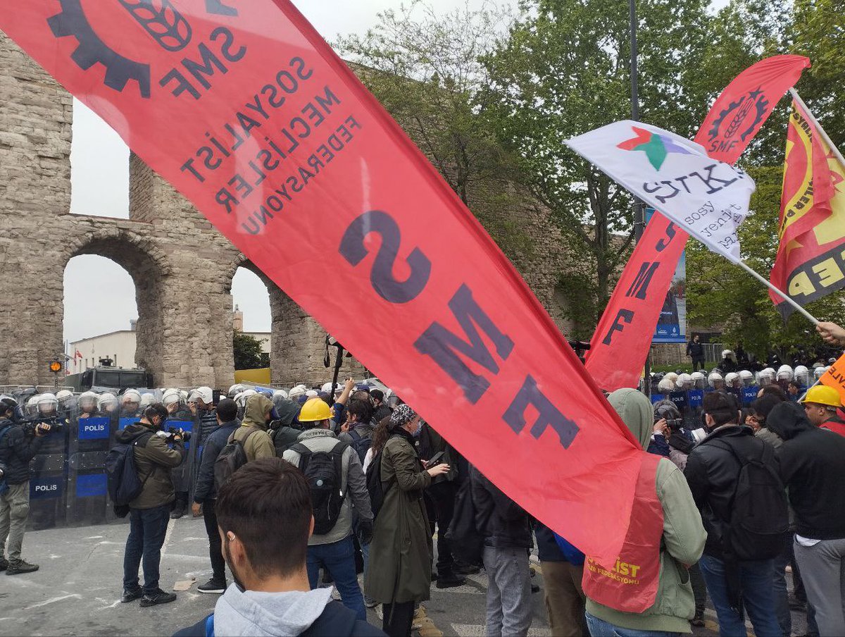 SMFmerkez1's tweet photo. Her türden kuşatma ve saldırılara rağmen "Her yer Taksim her yer direniş" sloganlarıyla barikatlara yüklendik.

Her yer Taksim her yer direniş! https://t.co/SSokEU9aKD