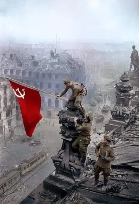 At 7 am on the #2ndMay, 1945, General Helmuth Weidling, recently put in charge of the armed forces in the Berlin area, ordered a ceasefire. The German capital was under the control of the #RedArmy, and the Red Flag was hoisted on the Brandenburg Gate. #2maggio