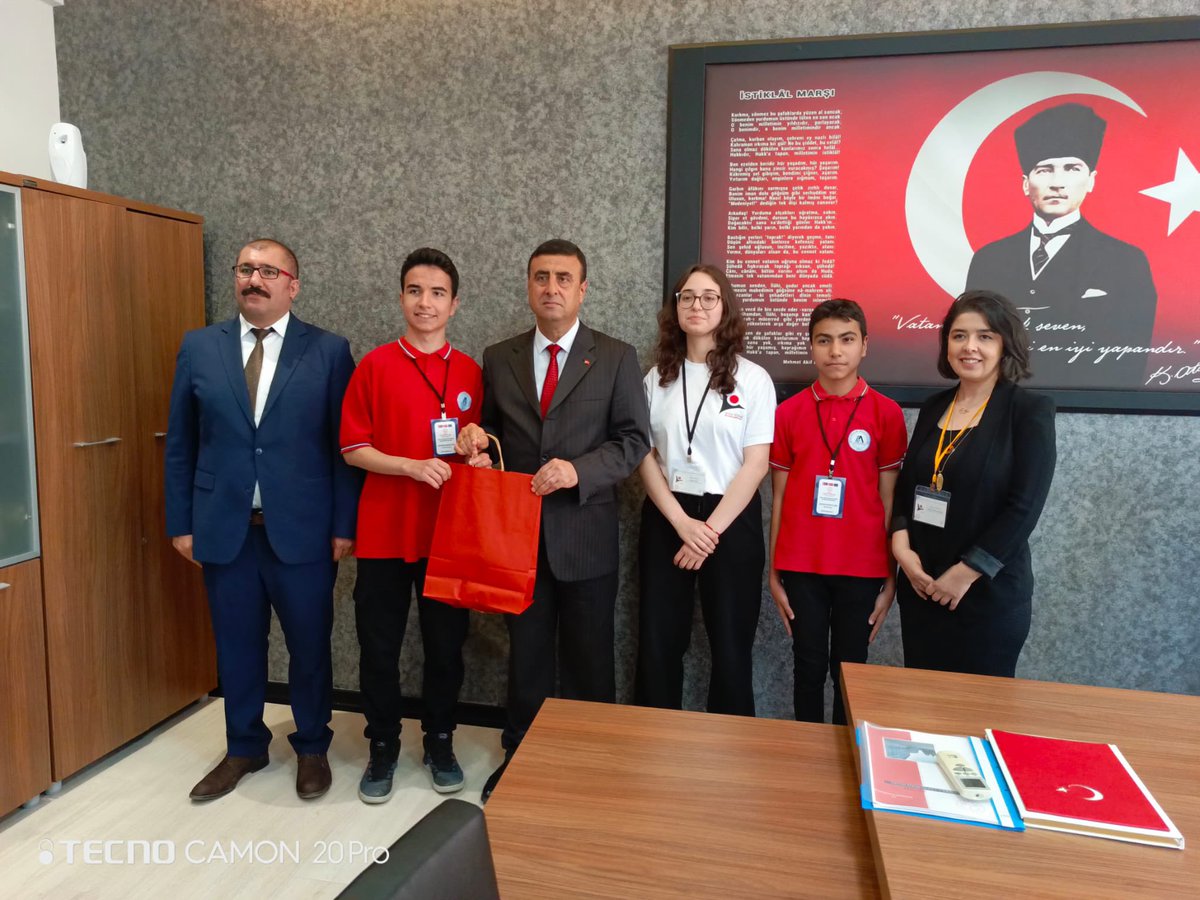 AnafartalAl's tweet photo. Denizli İl Milli Eğitim Müdürlüğü Okul Eğitimi Akreditasyonu kapsamında Yunanistan/Selanik’te Stem alanında eğitimlere katılan öğrencilerimiz ve öğretmenimiz Pamukkale İlçe Kaymakamı Sn. Uğur Bulut’a Selanik’ten getirdikleri hediyelerini takdim etti.@ArgeDenizli @Pamukkale_Kymkm https://t.co/NNVCyDW6sw