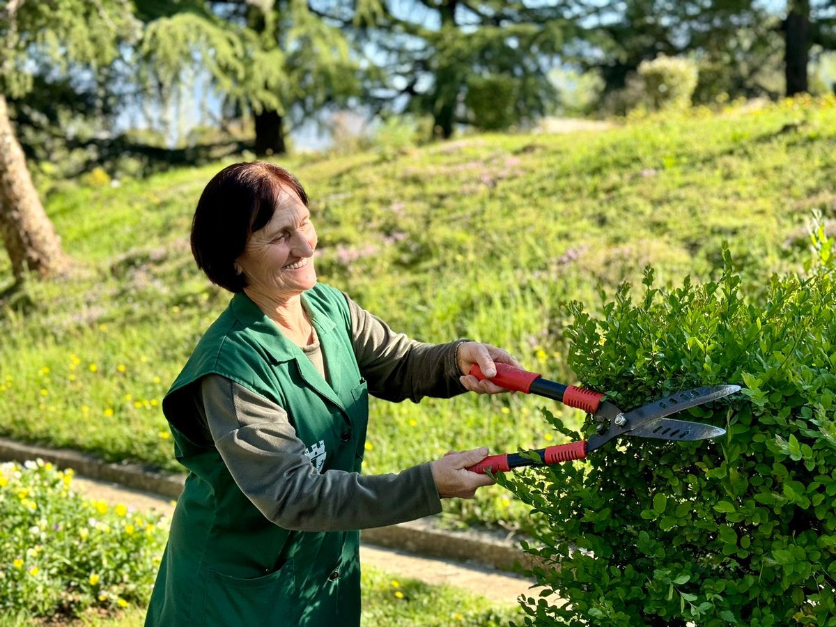 aprtirana's tweet photo. Filluan përgatitjet për përkujtimoren e Ditës së Dëshmorëve. 🌿 #5Maj https://t.co/UaSmDUKvrD