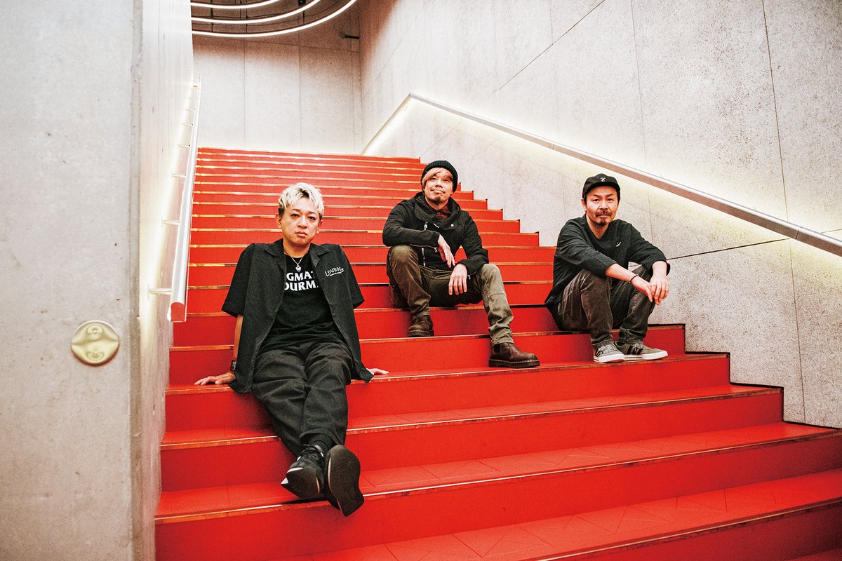 #フェス旅 Artist Interview #01 10-FEET（京都大作戦） “俺らだけの「かっこいい」という感性を貫いていったら、こうなれるかも” @MI_KYOTO @10FEET_OFFICIAL Photo by Itaru Chiba 全文はぜひ『フェス旅』をお買い求めください！ フェス旅: 日本全国音楽フェスガイド amzn.asia/d/bn01FE9