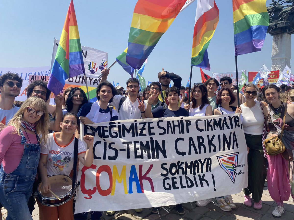 📌1 Mayıs’tan gökkuşağı manzaraları 📌Mersin, İzmir ve Denizli’de 1 Mayıs alanlarındaki LGBTİ+ bayraklarına saldırdılar, alana almak istemediler. İstanbul Trans Onur Haftası “Mesailer farklı diye işçi değil miyiz” pankartı açtı. LGBTİ+’lar tüm engellere rağmen alanlardaydı.…