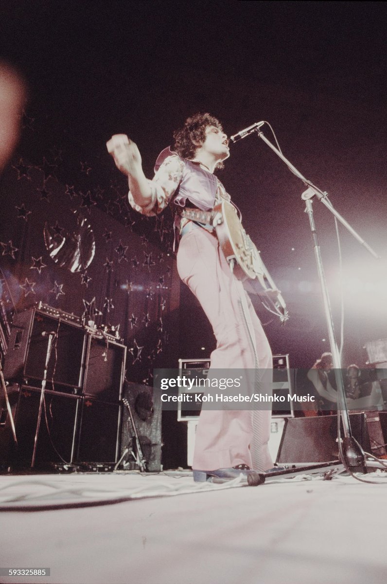 SUCH A COOL SHOT OF MARC! 💜💫
Marc Bolan (T.Rex), Nippon Budokan, Tokyo, October 25, 1973.
#MarcBolan #TRex #70s #Japan #Budokan #Music #Live