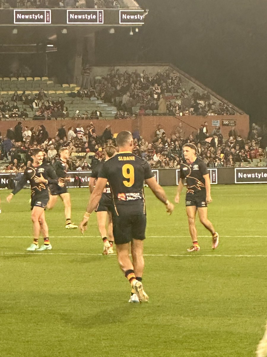 Taylor Walker warming up in best mate Rory Sloane’s warm up shirt. See Sloane’s lap of honour on @7NewsAdelaide shortly.
