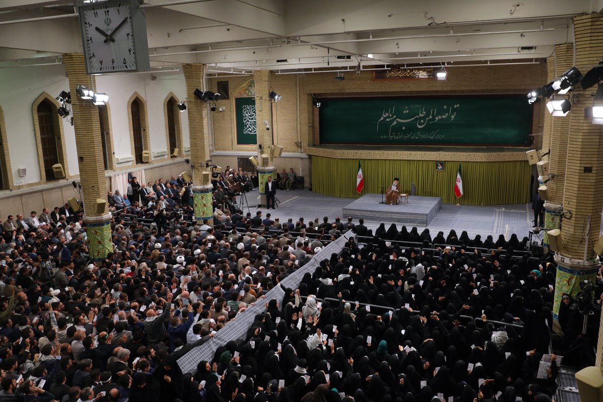 In occasione dell'anniversario del martirio dell'Ayatollah Motahari ed in occasione della Giornata dell'Insegnante in Iran, un gruppo di insegnanti ha incontrato mercoledi mattina la Guida della Rivoluzione islamica, l'Ayatollah Khamenei.