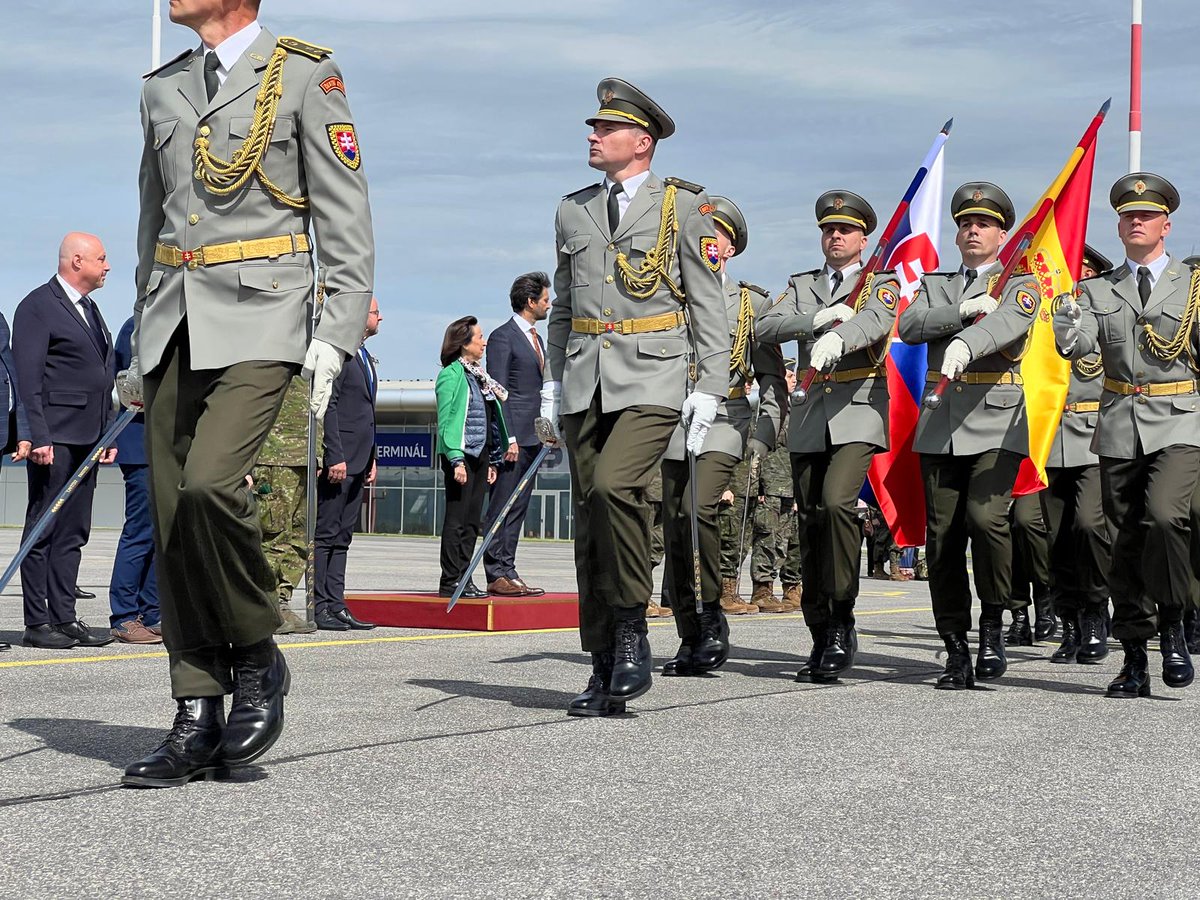 🇸🇰 La ministra de Defensa es recibida en la base aérea de Sliac por su homólogo eslovaco, Robert Kaliňák, en su visita a las tropas españolas que liderarán a partir de julio una misión de la @NATO.