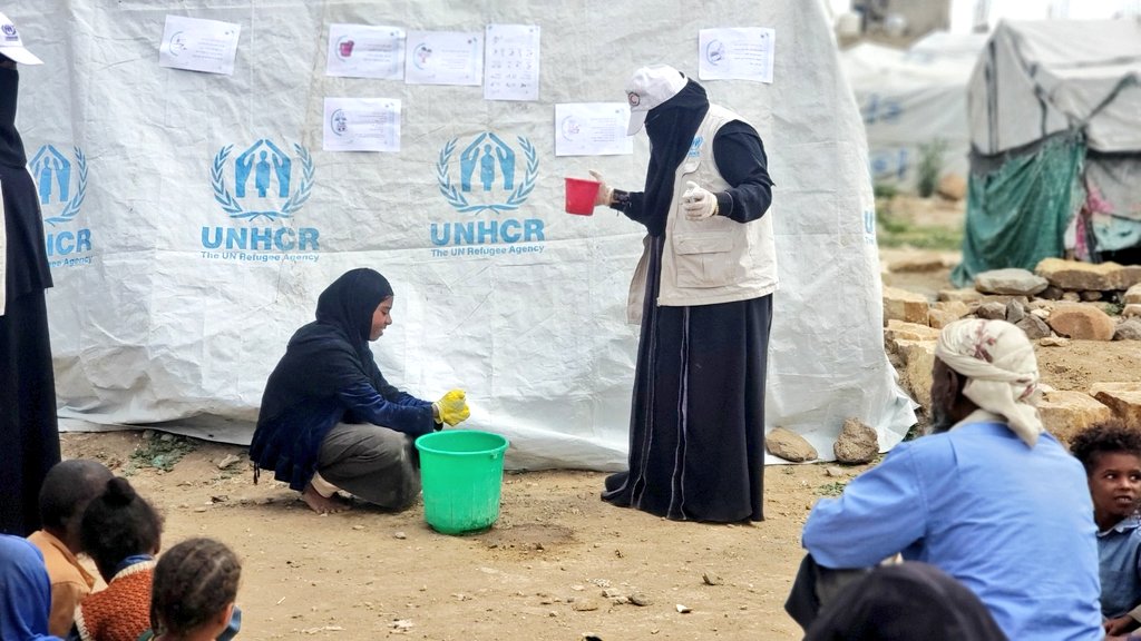 The rainy season in #Yemen poses not only environmental challenges but also increases the risk of disease spread. UNHCR's partners are raising awareness among displaced families on protective measures through group sessions, house-to-house visits, & informative posters.