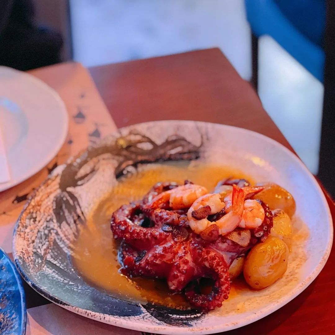 𝑃𝑜𝑙𝑣𝑜 𝑎̀ 𝐿𝑎𝑔𝑎𝑟𝑒𝑖𝑟𝑜 is one of Lisbon's favorite dishes. Oven roasted octopus in a bath of olive oil and roasted garlic. It is usually served with small smashed potatoes. 😋 #VisitLisboa visitlisboa.com 📍 Lisboa 📷 @solar_31