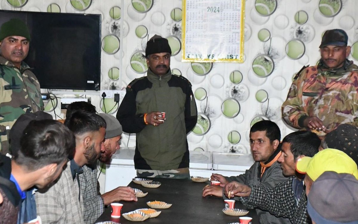 To commemorate #InternationalLabourDay, #IndianArmy organized a special ceremony at Baraub, #Kupwara to honour the invaluable contributions of porters. These individuals are instrumental in logistics, supply maintenance, construction and various other vital activities. #Kashmir