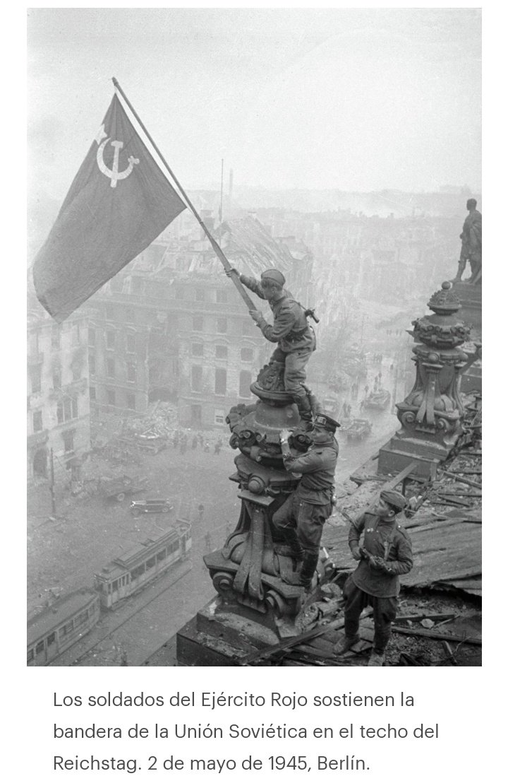 #2deMayo de 1945 las tropas soviéticas toman el edificio del Reichstag en Berlín , e izan la bandera de la #URSS , es el principio del fin de la Alemania Nazi rodeada por el ejército rojo , La URSS salva al mundo de los nazis