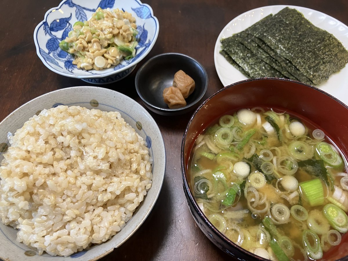 時短（手抜き）お昼ごはん でもそんなに悪くないでしょ 海苔がタンパク質やビタミン豊富って知らない人意外と多いんだよね 和食＝質素⇔舶来食＝豪華 伝統＝古臭い⇔転換＝進化 …という刷り込み思い込みを、日本人はそろそろ捨てた方がいい 日本は元々良い物だらけ