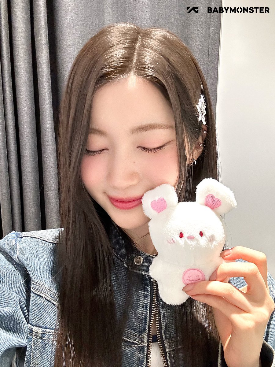 Hotmestruck's tweet image. makasih oppaddeul udah menerima keterlambatan caos dan tidak dihukun lari keliling lapangan 1000 kali. terima bonekaku, besok terima cintaku. ottae? 🥺