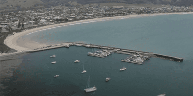 Lions charity Need for Feed has been denied access to Victoria’s Apollo Bay port for a shipment of fodder and cattle pellets destined for drought-stricken King Island farmers

👉 loom.ly/Q79tIDU