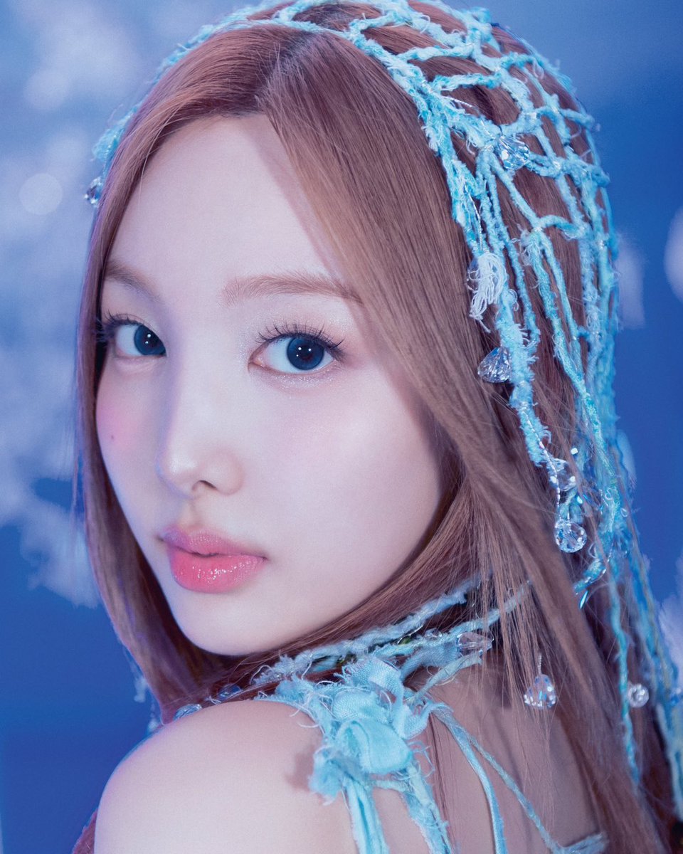 the way baby blue is nayeon's color and suits her so well