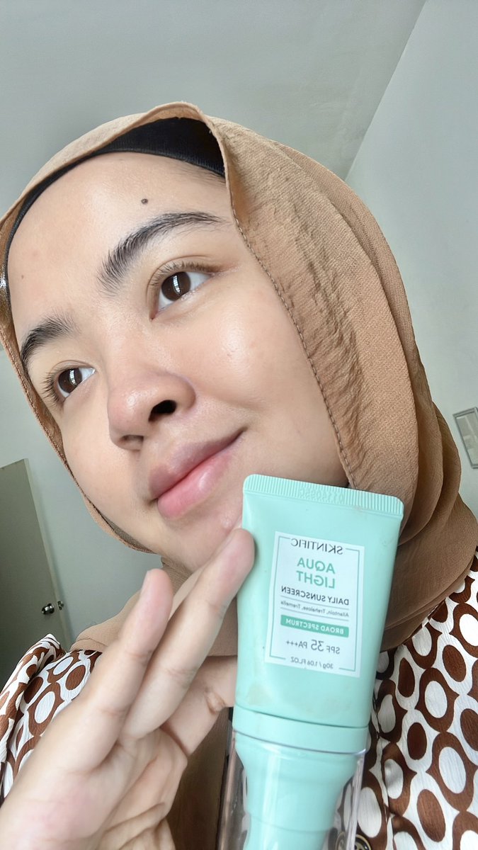 The sunscreen vs after i applied it! 

I approved ye this sunscreen sbb i tak rasa rimas or melekit. Now mmg everyday i pakai! Dahnak habis ni kena beli lain 😆