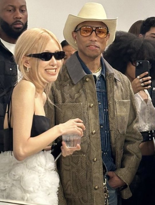 the110297's tweet image. ฟาร์เรลล์เป็นพ่องาน เป็นงานโชว์รถหายากที่มีการเปิดประมูลด้วย แล้วฟาร์เรลล์ก็เชิญโรเซ่ แล้วโรเซ่ก็เหมือนจะถูกทรีตโดยคุณฟาร์เรลล์อย่างดี ใช่ค่ะ งานรถกับโรเซ่ที่พึ่งจะได้ใบขับขี่รถยนต์มาและเป็นคนเดียวในบพ.ที่ไม่เคยเห็นพูดหรือแสดงออกถึงค.สนใจเกี่ยวกับรถ เอ็นดูมากกก