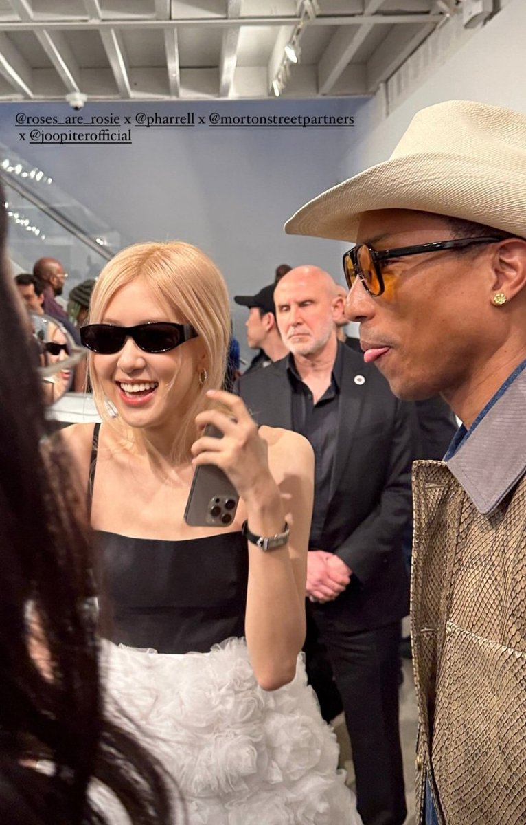 the110297's tweet image. ฟาร์เรลล์เป็นพ่องาน เป็นงานโชว์รถหายากที่มีการเปิดประมูลด้วย แล้วฟาร์เรลล์ก็เชิญโรเซ่ แล้วโรเซ่ก็เหมือนจะถูกทรีตโดยคุณฟาร์เรลล์อย่างดี ใช่ค่ะ งานรถกับโรเซ่ที่พึ่งจะได้ใบขับขี่รถยนต์มาและเป็นคนเดียวในบพ.ที่ไม่เคยเห็นพูดหรือแสดงออกถึงค.สนใจเกี่ยวกับรถ เอ็นดูมากกก