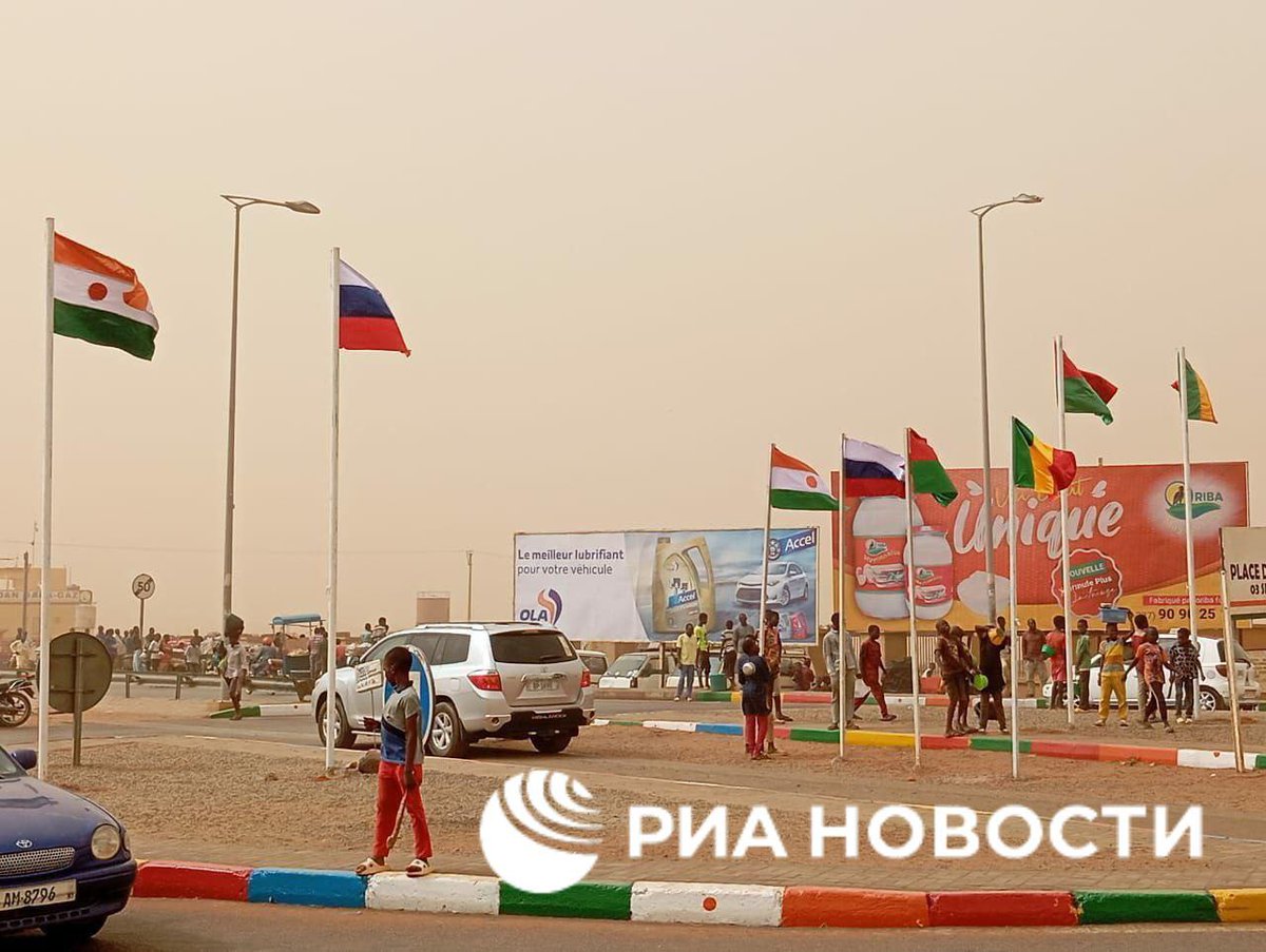 🚨🇷🇺🇳🇪 RUSSIAN FLAGS have been planted in Niger to “celebrate the ties of friendship and cooperation.' This comes days after NIGER KICKED OUT the US military.