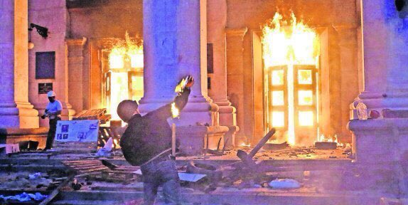 #Taldiacomavui de 2014 neonazis atacaven amb còctels Molotov la casa dels sindicats a Odessa, Ucraïna, amb centenars de persones atrapades a l’interior 48 morts, 174 ferits. Els mitjans internacionals van callar i avui els responsables de la massacre son “herois nacionals”.