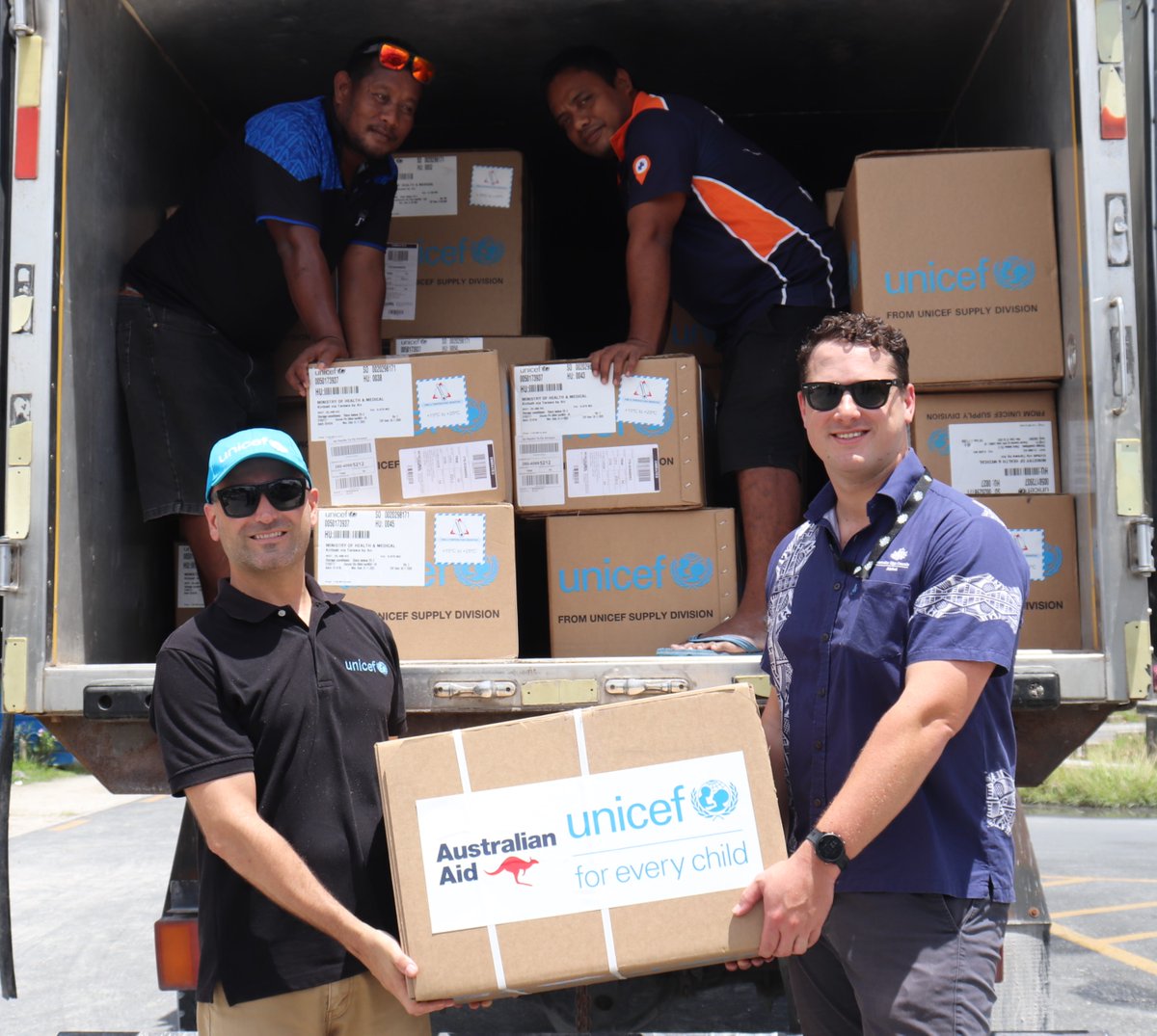 🤝 Partnerships that save lives! Funded by @dfat UNICEF handed over life-saving medical supplies to the Ministry of Health 🇰🇮 UNICEF will continue to work with partners to support improved healthcare for children and their families in #Kiribati 🇰🇮