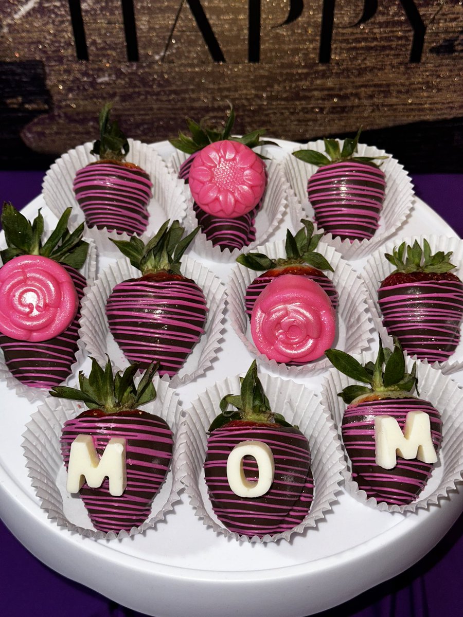 TAKING MOTHER’S DAY ORDERS. INBOX TO PREORDER

#treatmaker #mothersday #chocolatecoveredstrawberries #manhattan #philadelphia #NewJersey #berries