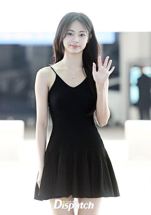 TZUYU will be flying off to Indonesia for a Pond’s event tomorrow! Who would’ve thought that a simple dress could be this elegant? 😩

I vote #TWICE for #GrupoDuplaInternacional at #SECAwards @JYPETWICE