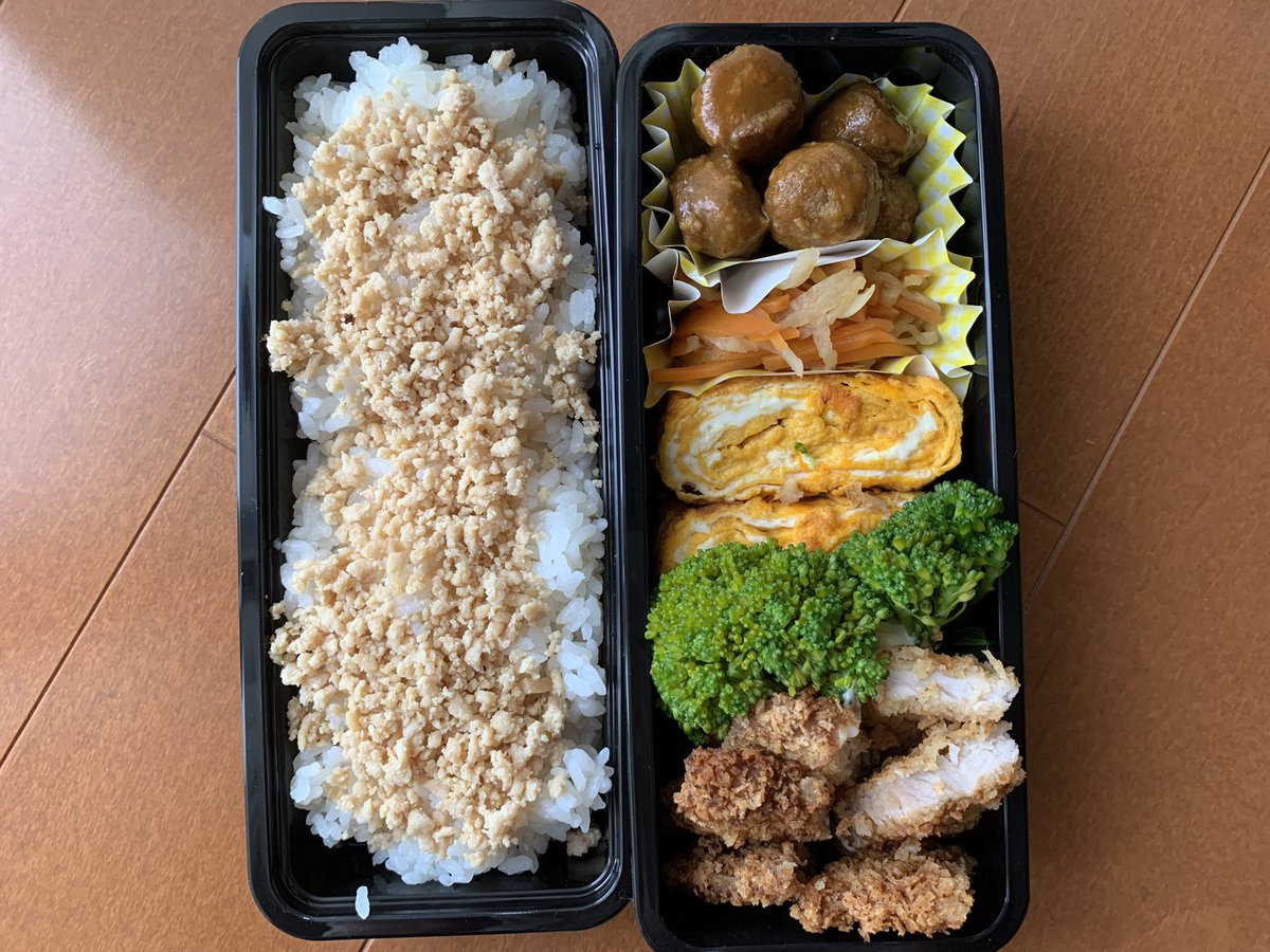 今日は3人分のお弁当🍱
昨晩カツにして正解!!
売られてるお弁当は500円以上しますね😅お高い😓
それだけの価値がある弁当はありませんけど…買われる方は多いです😅
手作りが安心ですよ!!
おにぎり🍙も買うと高いから
ご飯炊いておにぎり作るほうが
いいですよ😊
#お弁当記録  #今日のお弁当  #料理