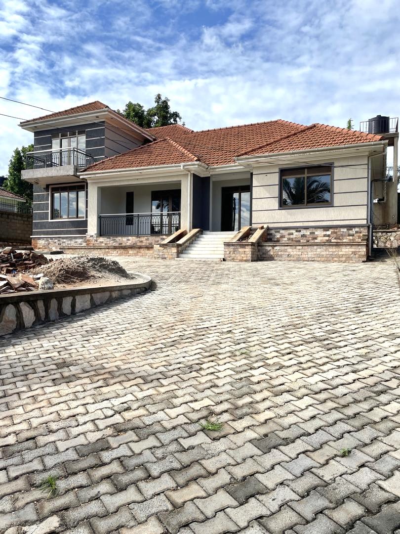 New construction:

Akright - Bwebajja

20 decimals ~ 100ft X 90ft

5 beds | 4 baths + Maids rooms

Price: $140,000

+256 708 732 104