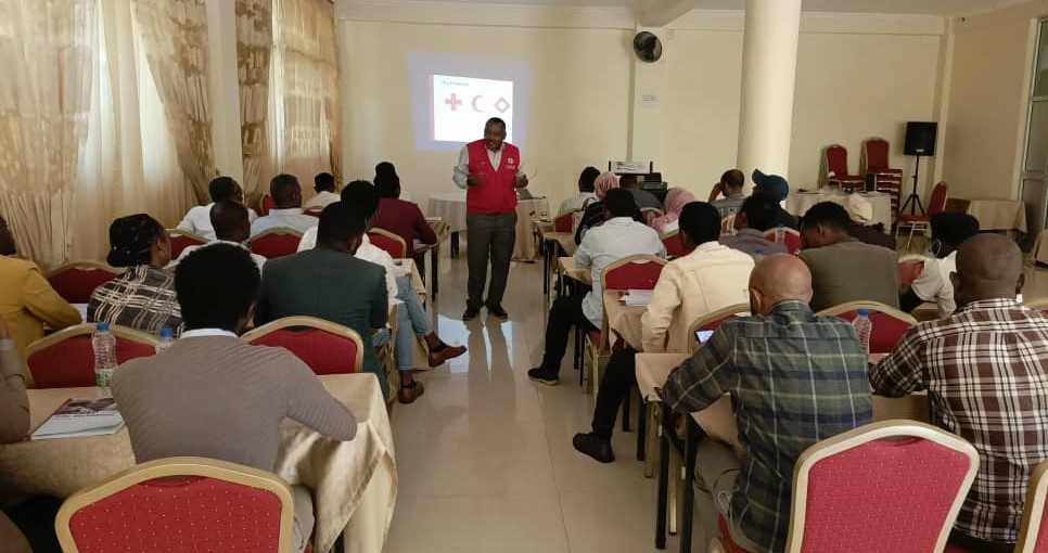 Enhancing awareness of media personnel on the impacts of conflict and violence gives more visibility to the needs of the affected population. @ICRC organized a session on humanitarian reporting and the basics of #IHL for 25 journalists & communication experts working in #Oromia.