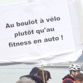 Un km à vélo permet d’éviter un euro de coûts de santé inshs.cnrs.fr/fr/cnrsinfo/le… Cent minutes de vélo par semaine permettent de réduire la mortalité toutes causes confondues de 10 % chez les adultes. Une évaluation quantitative sanitaire de la pratique du vélo. @CNRSshs @CNRS