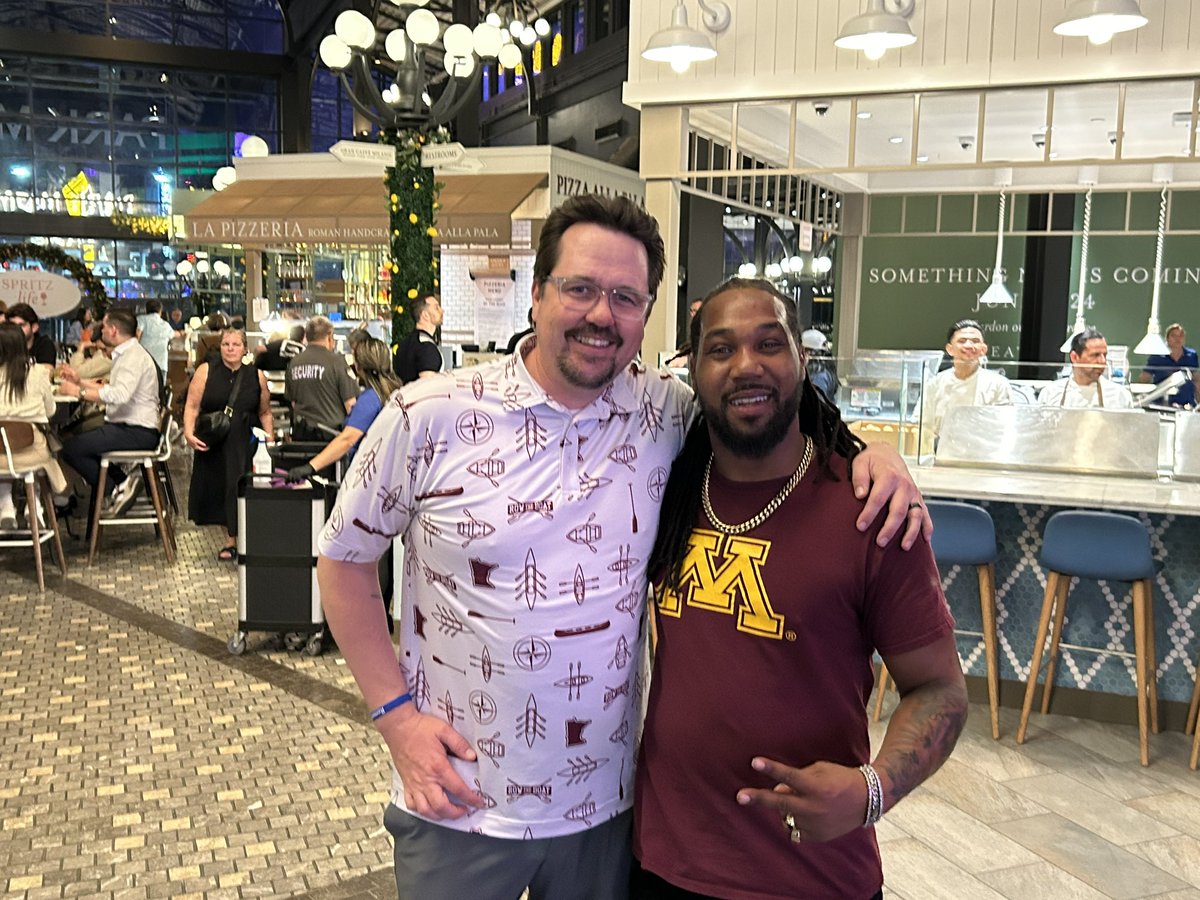 Vegas is dynamite. Hit up a networking event at Virgin Pool and then ran into this guy wearing just a beauty of a t shirt.
#hdexpo #rowtheboat #skiumah #gogophers