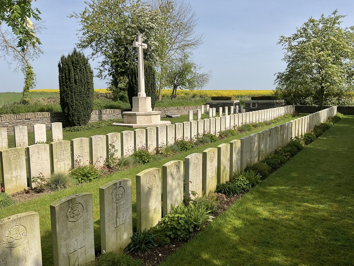 Yesterday we walked the Arras battlefield to @CWGC Fampoux British Cemetery. Where 4th Division reached on 9th April 1917. Close to the site of the Hyderabad redoubt that dominated the battlefield but was taken on this day. #ww1