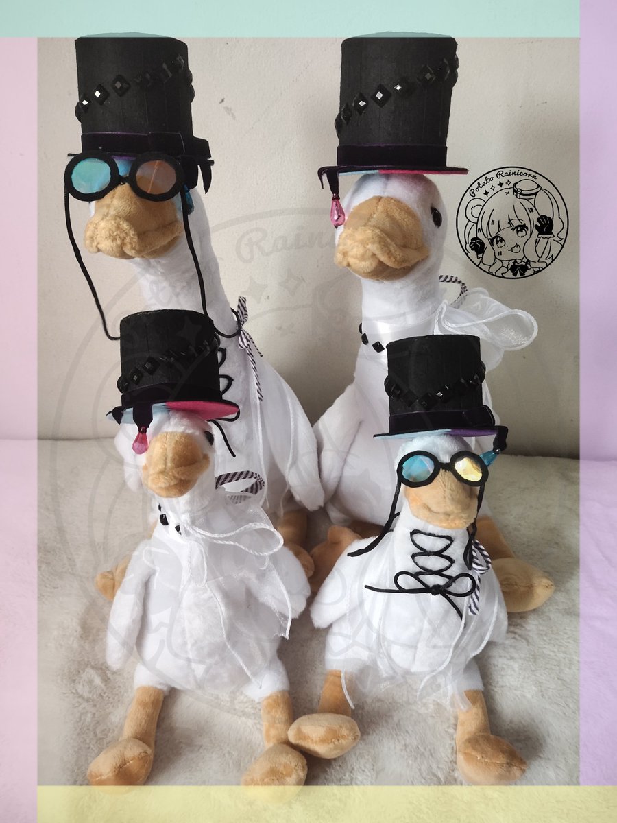 🎩🩷🩵
~ Gavis Bettel and Bettel2 Custom Goose Plush - Holostars EN TEMPUS ~

More Bettel goose comms! 🪿
It took more time to make them than they should cuz the severe heat is affecting my productivity so bad 🥹 But I'm glad I finally finished them they are so silly as usual ✨
