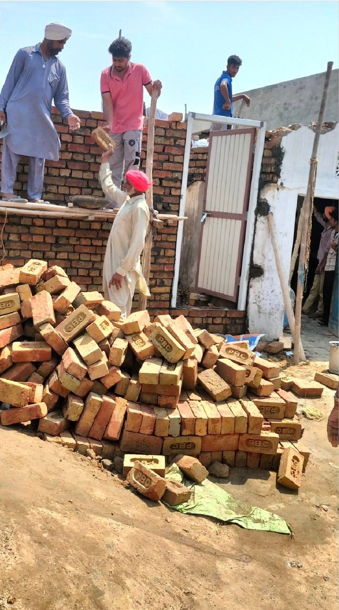 हमारे समाज में बहुत सारे ऐसे घर है जो बिना छत के रहते हैं उनके लिए आशा की किरण Ram Rahim जी द्वारा Aashiyana मुहिम चलाई गई है। Dera Sacha Sauda के स्वयंसेवक अपनी कमाई से उनके लिए पक्के घर बना कर देती है और उनका #HopeForHomeless का सपना पूरा करते हैं।