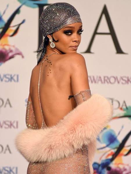 Rihanna: Bir anne olarak geçmişte göğüslerimi ve vücudumu açığa çıkardığım için pişmanım