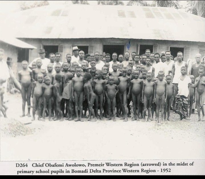 Picture speaks...🤣🤣🤣
This is Chief Obafemi Awolowo in the midst of primary school pupils in Delta in the year 1952. Imagine children going to school naked during that time.
#Igbo 
#primarysch
#Deltastate