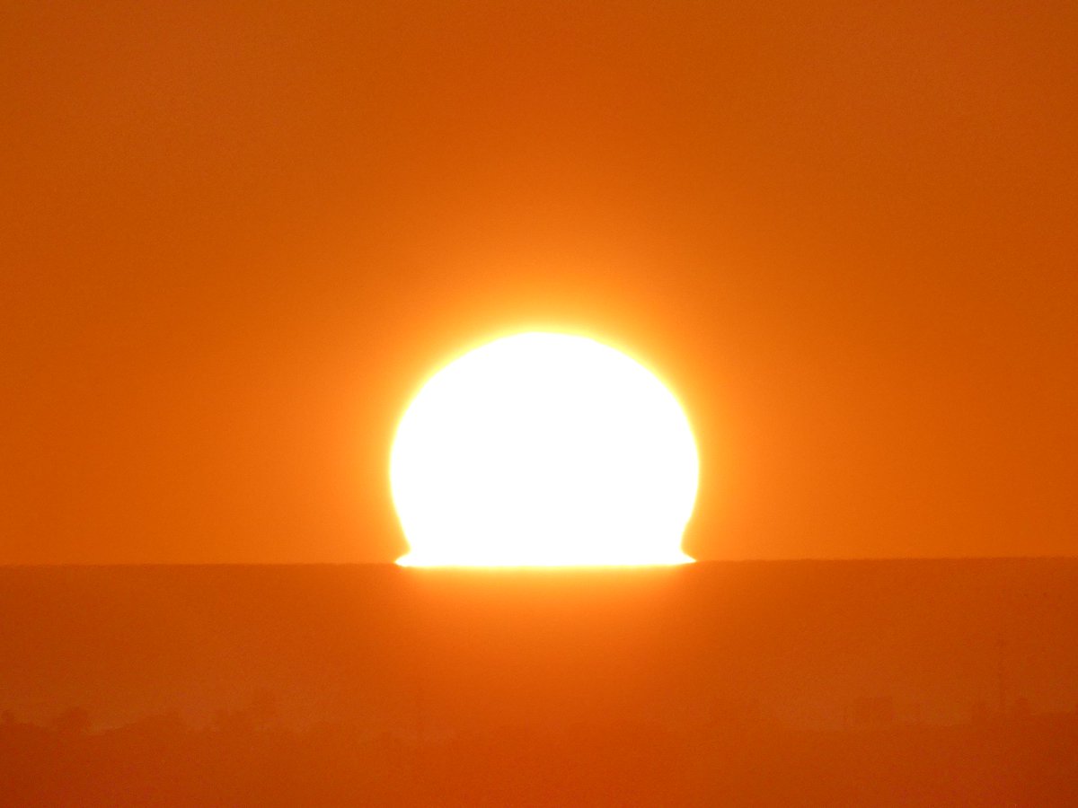 xusvalencia's tweet photo. Así acaba de #amanecer por el
#mediterráneo #2Mayo
Buenos días 🧡 #FelizJueves
Cielo despejado y efecto óptico
#SolOmega Ω 🌅 #cielosESA
📍Valencia 📸 #PlanetarioFoto https://t.co/Vhmtj3eeKF