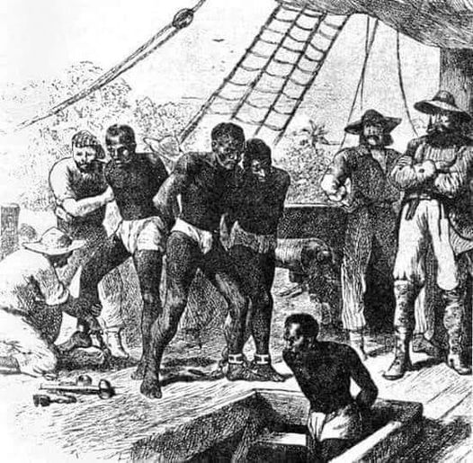 Kristof Kolomb, gemilerin zorunlu tamiratı için Jamaika'ya uğrar. Oradaki yerliler tamirata yardımcı olur, gemi tayfasına yiyecek içecek verir. Ancak tamirat aylarca bitmez. Üstelik gemi tayfası, yerlilerin yiyeceklerini yağmalar. Bu duruma kızan yerliler, yardımı ve yiyeceği…
